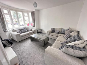 Spacious 4BR Home Near The NEC The Airport and Heartlands Hospital